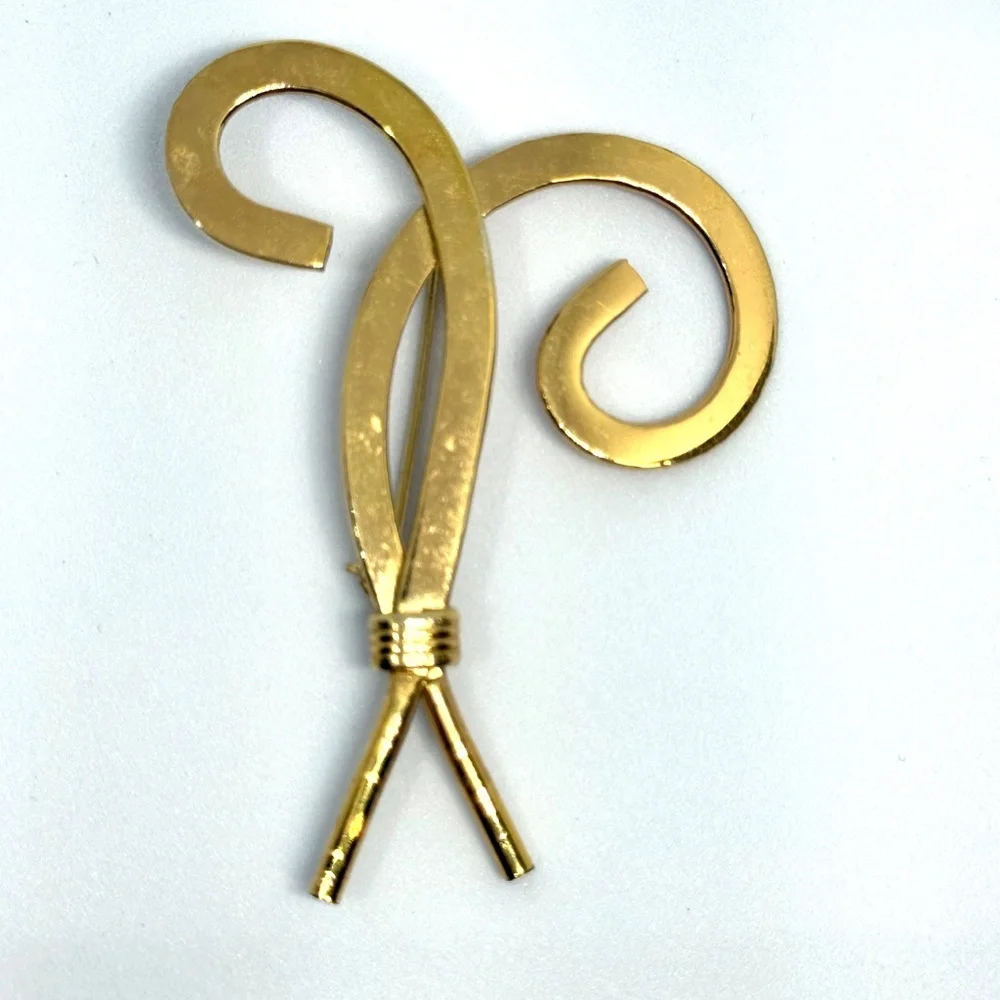 Gold Metal‎ Brooch